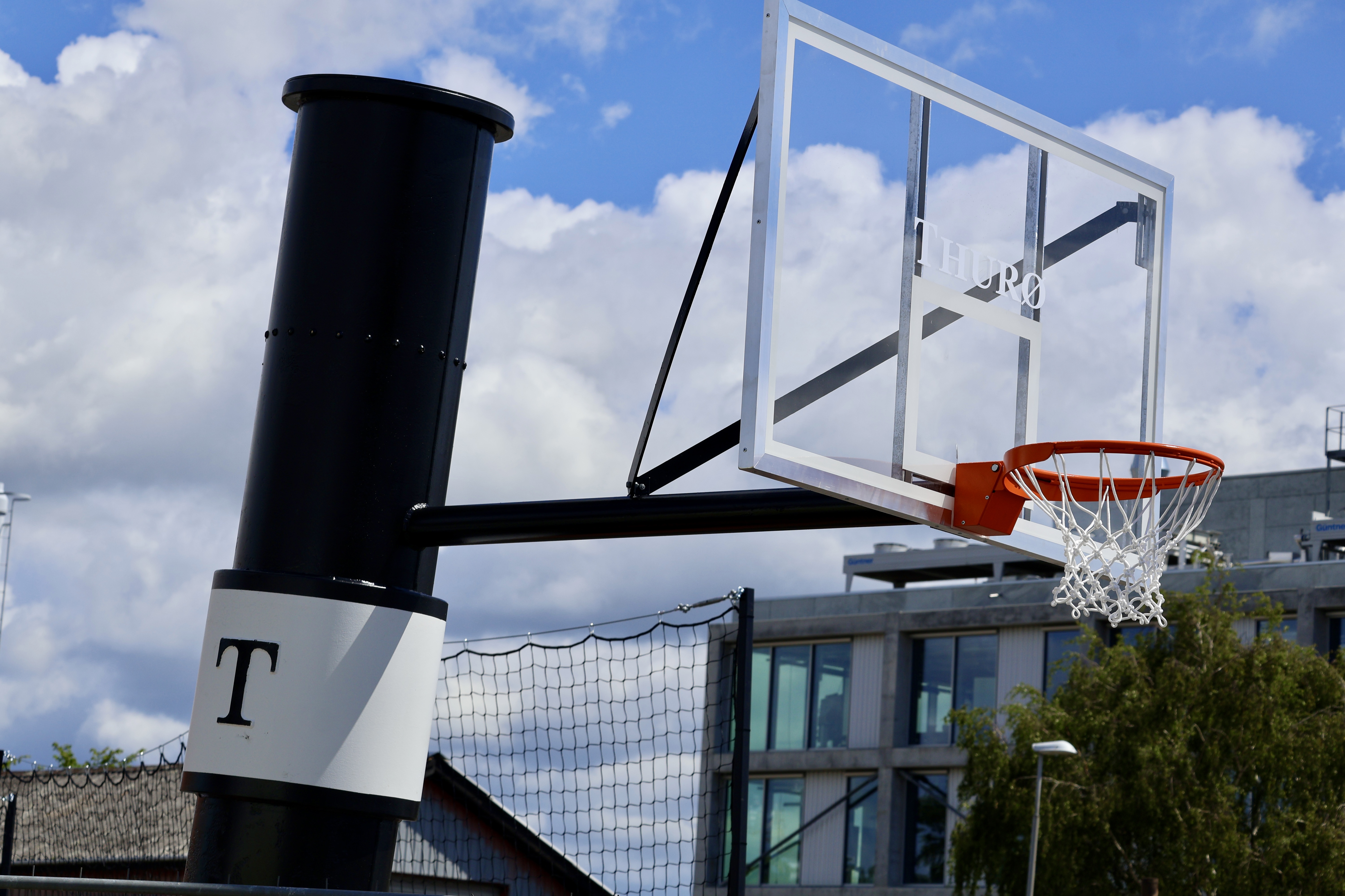 Skorsten fra historisk skib udstyret med basketkurv.