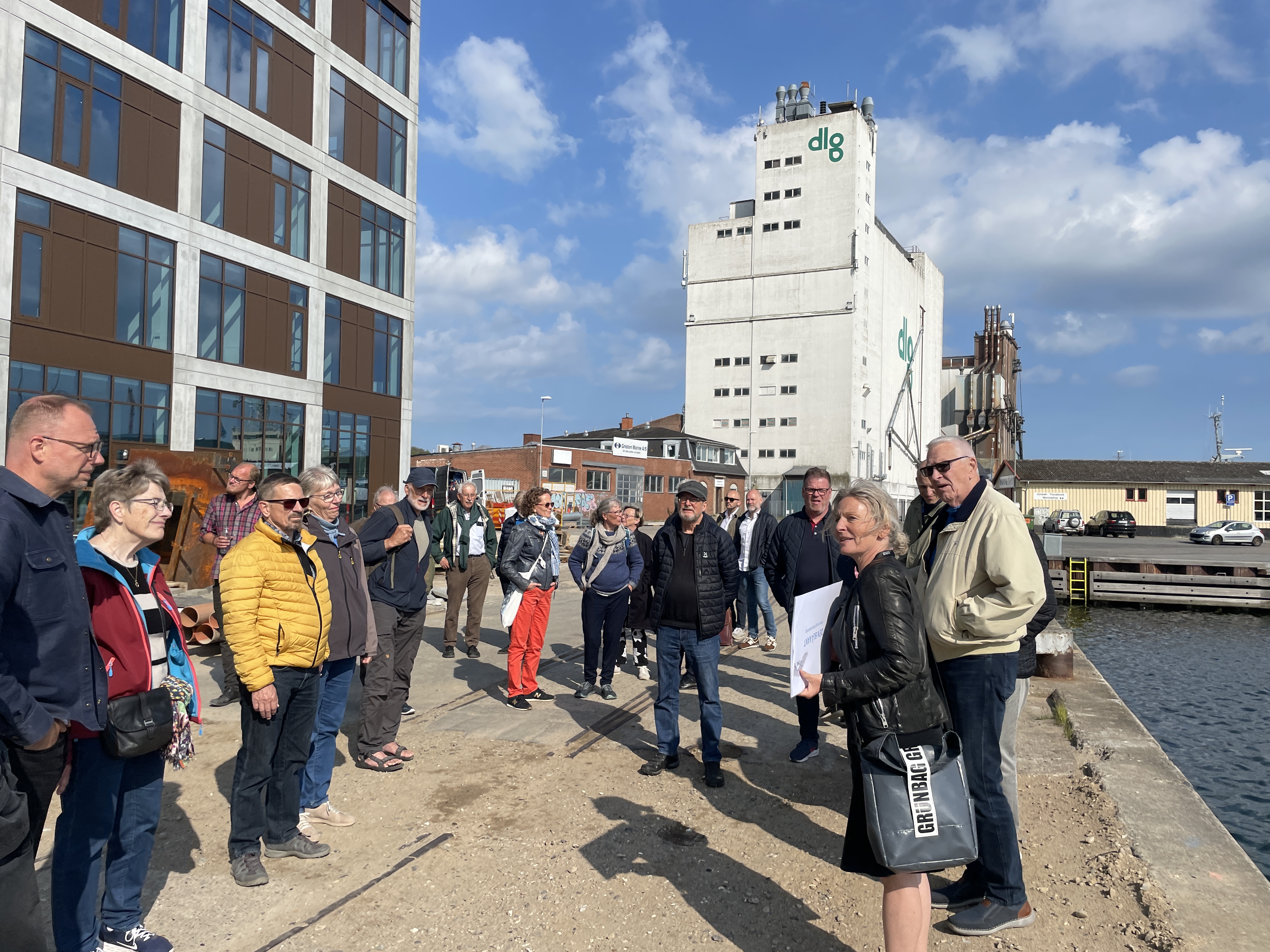 Borgere på havnevandring på Nordre Kaj. Man kan se DLG i baggrunden.